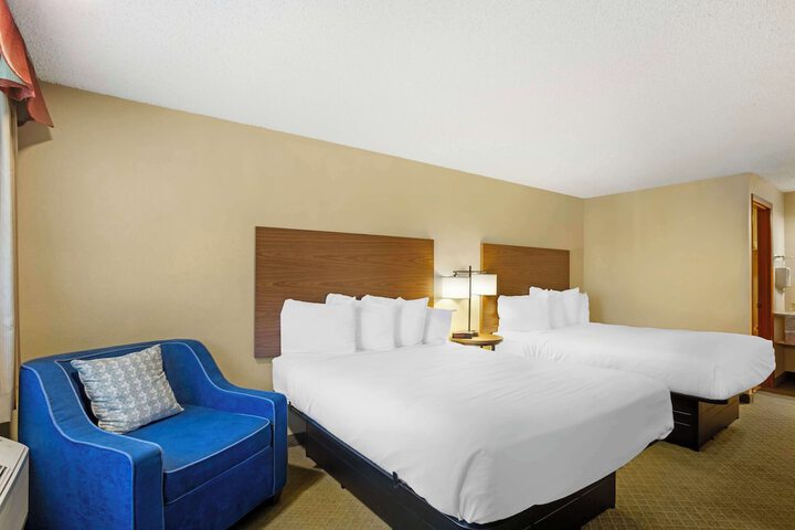 2 Queen Beds Microwave and Refrigerator Full Breakfast (1 of 13)