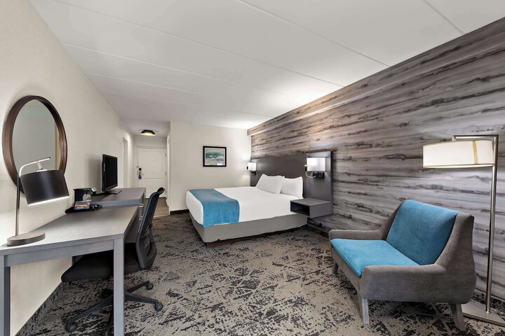 Room 3 of 76