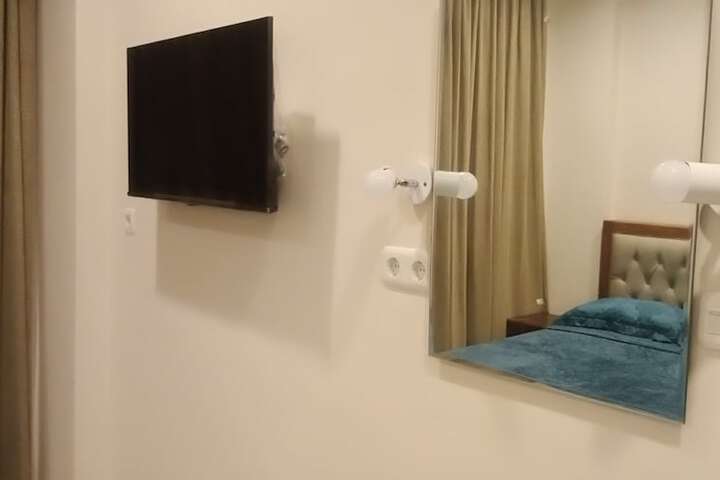 Room 6 of 12
