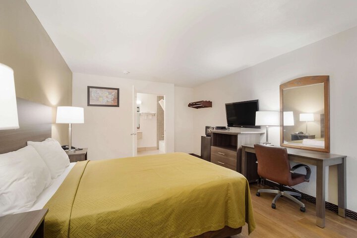 1 Queen Bed (6 of 14)