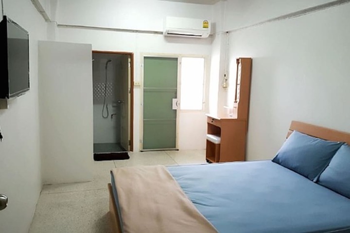 Room 4 of 8