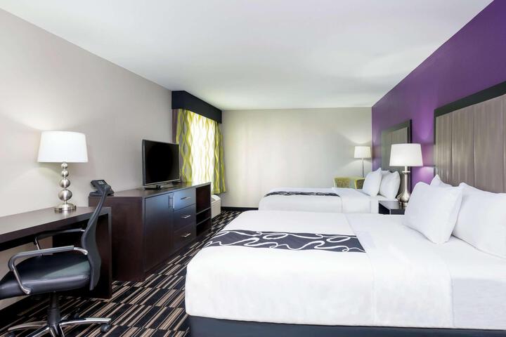 1 Queen Bed Mobility Hearing Accessible Room Bathtub with Grab Bars (4 of 9)