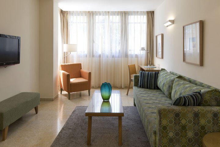 Room 52 of 100