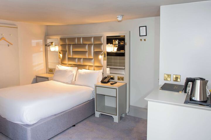 Room 17 of 136