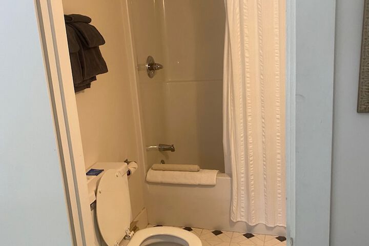 Room 122 of 205