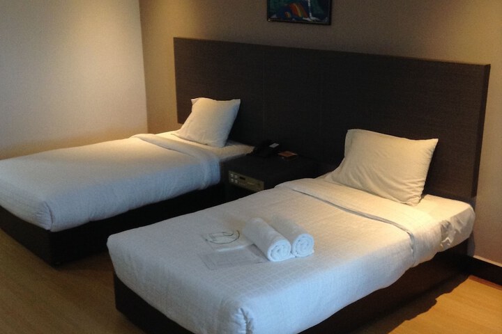 Room 9 of 32