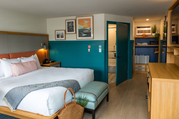 Room 10 of 33