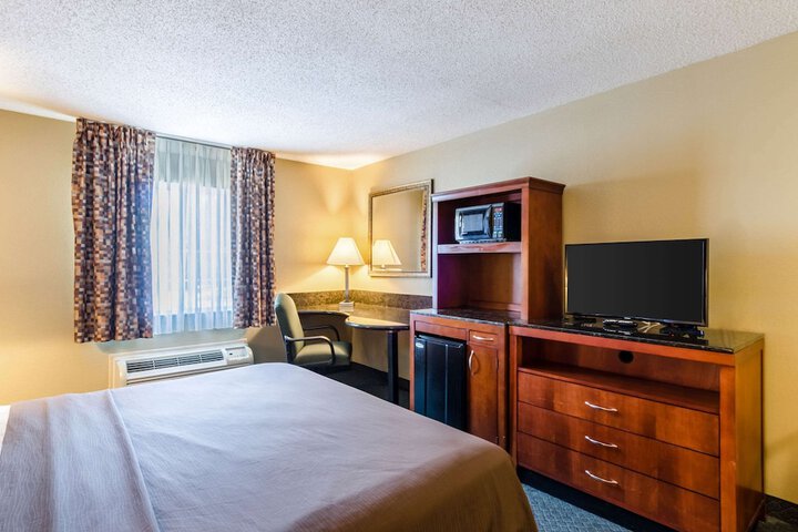 1 King Bed (4 of 4)