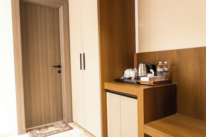 Room 102 of 221
