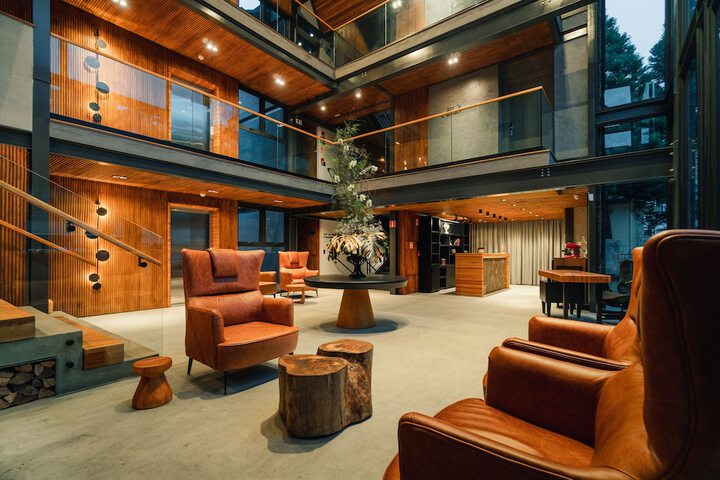 Lounge 29 of 42