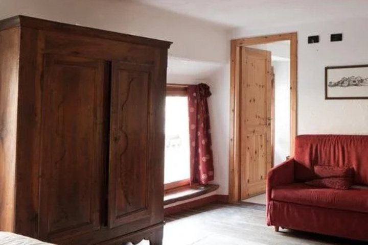 Room 2 of 10