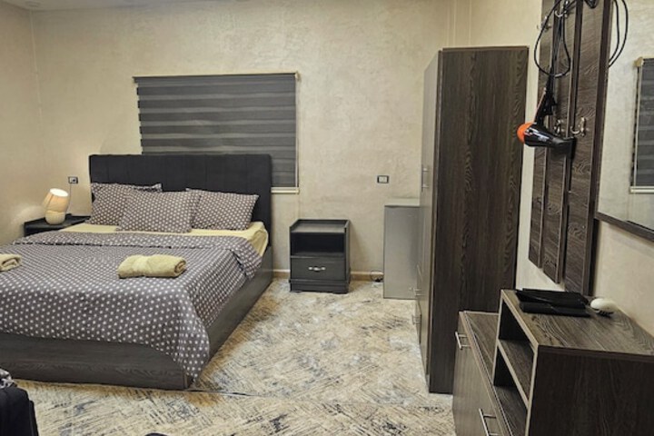Room 4 of 16