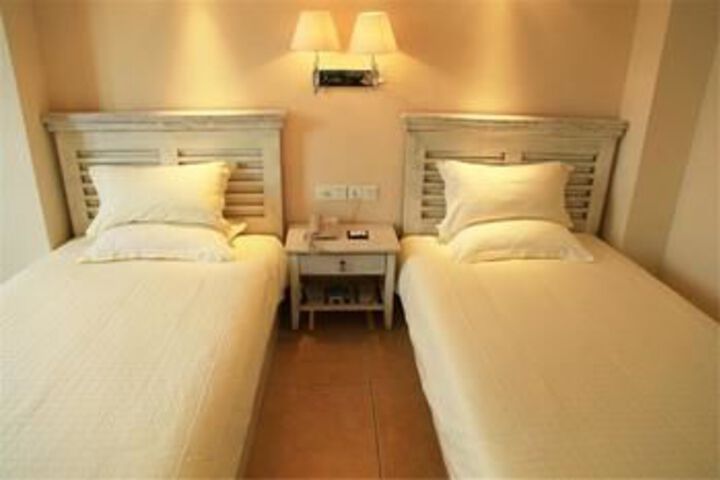 Room 6 of 17