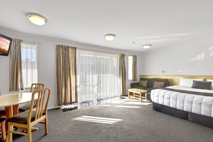 Room 8 of 122
