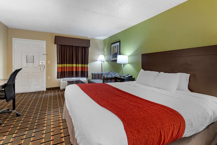 1 King Bed Room High Speed Internet Accessible Microwave and Refrigerator Work Desk Contine (11 of 18)