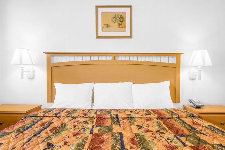 1 King Bed (5 of 6)