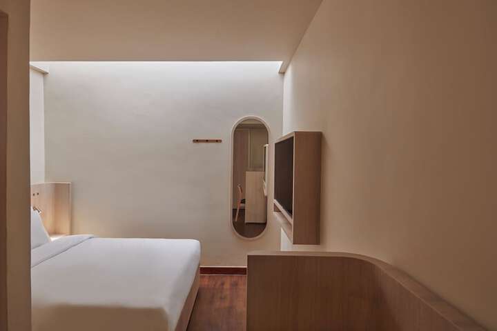 Room 6 of 15