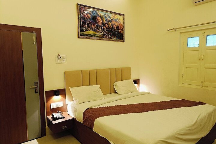 Shree Gangesh Inn