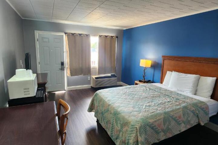 Economy Room 2 Queen Beds (4 of 12)