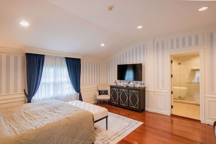 Room 30 of 228