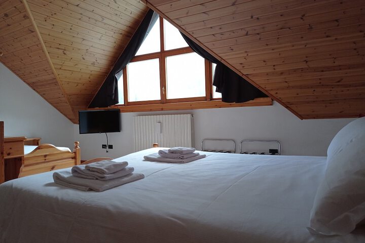 Room 6 of 13