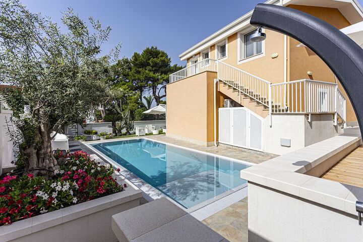 Pool 104 of 194