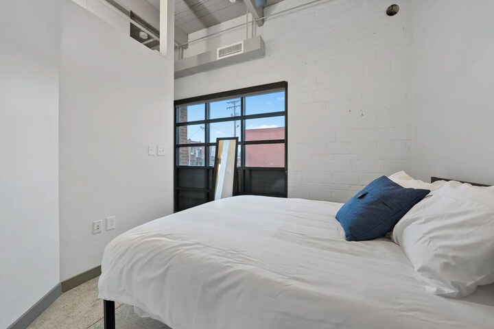 Room 18 of 237