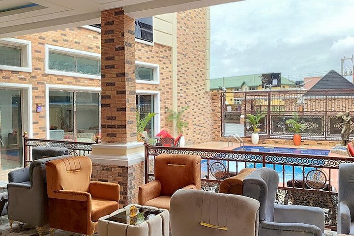 Lounge 19 of 25