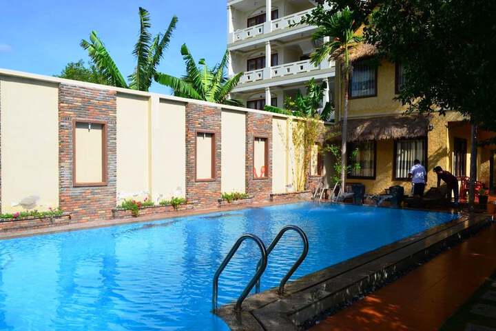 Hotel with Pool