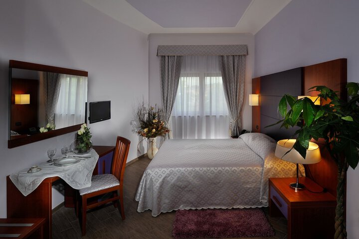 Room 8 of 119