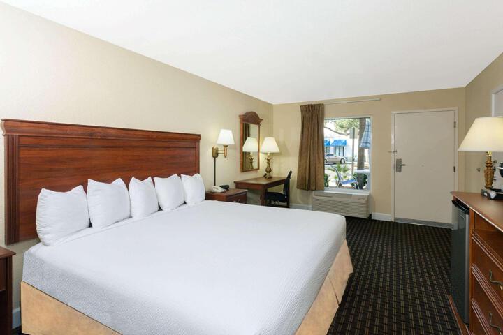 1 King Bed (9 of 23)