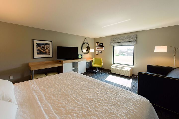 1 King Bed Accessible (7 of 12)