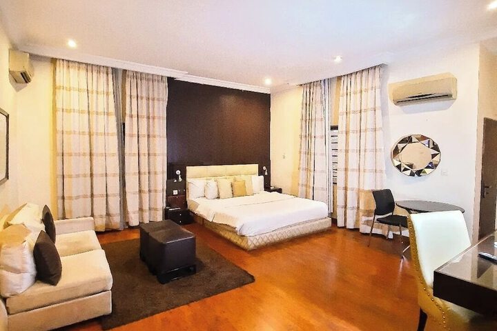 Room 4 of 27