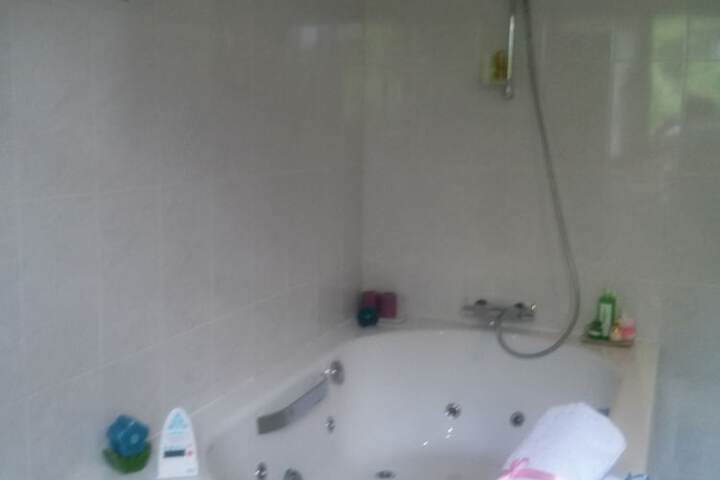 Jetted tub