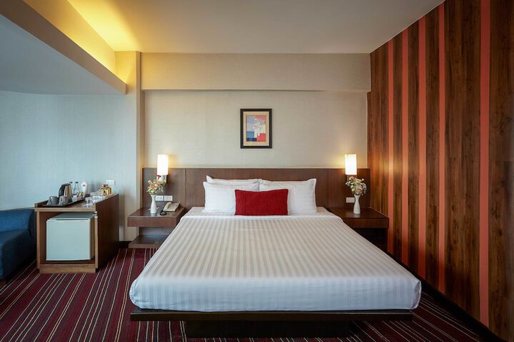 Room 30 of 102