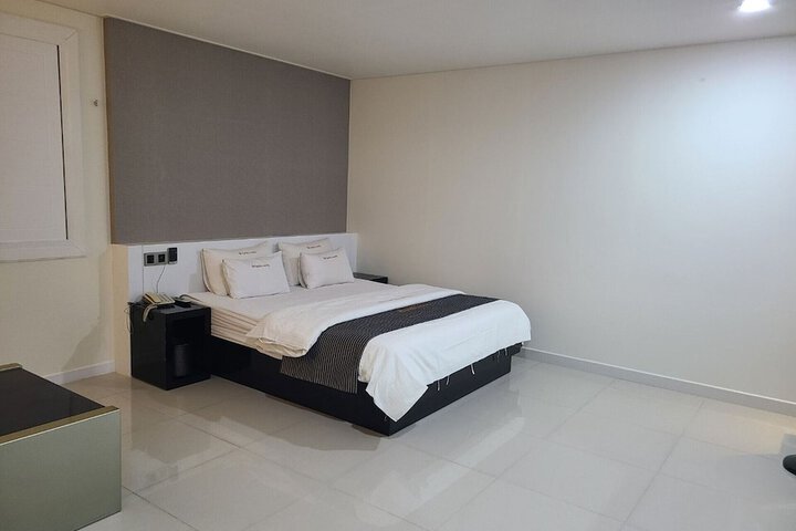 Room 27 of 80