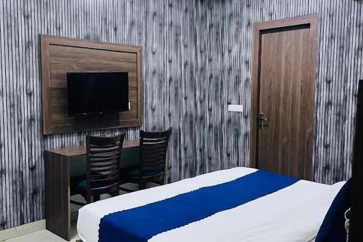 Room 4 of 13