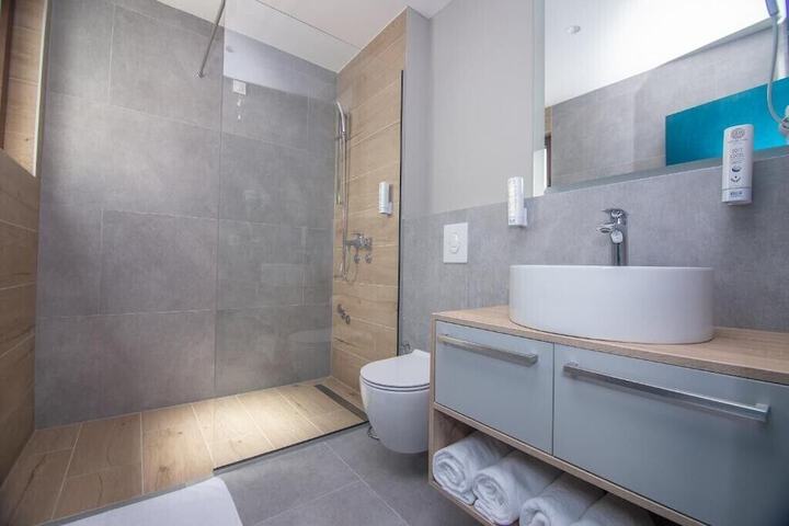 Room 15 of 36