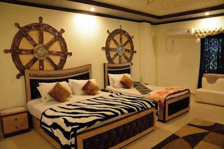 Room 5 of 8