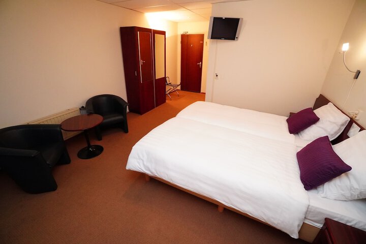 Room 3 of 65