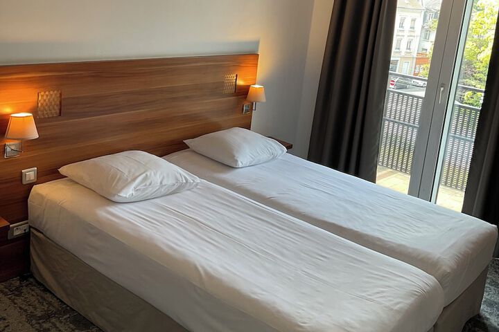 Room 33 of 76
