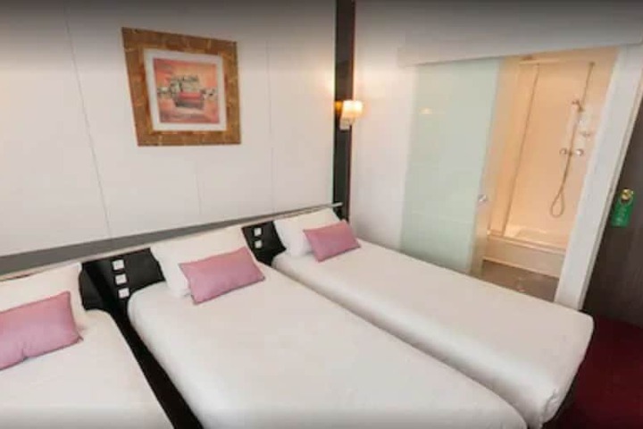 Room 10 of 22