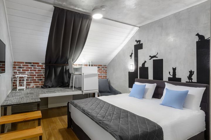 Room 32 of 69