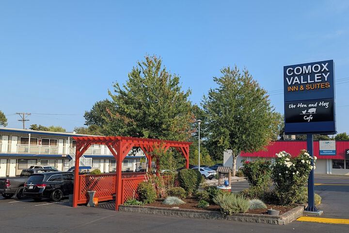 Comox Valley Inn &  Suites in Courtenay, BC