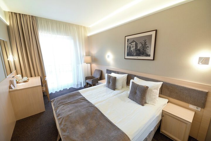 Room 34 of 102