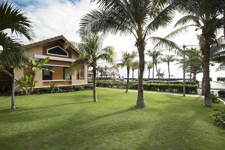 Hotel Exterior 43 of 44