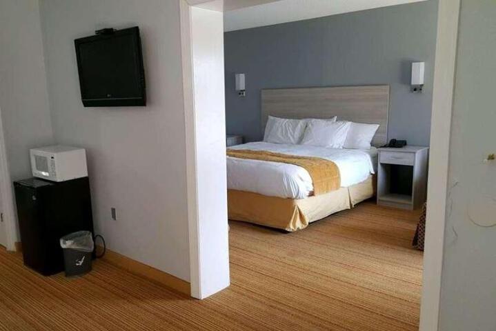 1 King Bed (7 of 10)