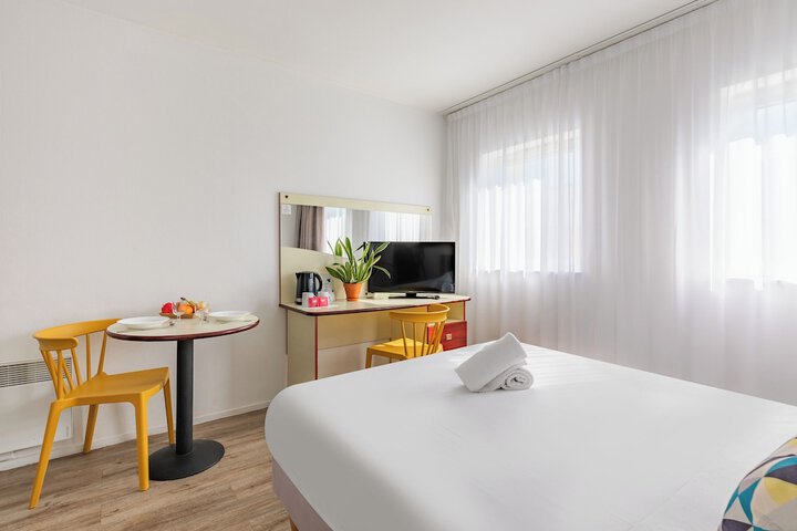 Room 11 of 28