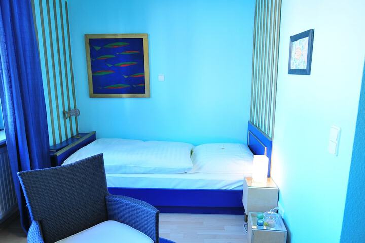 Room 52 of 283