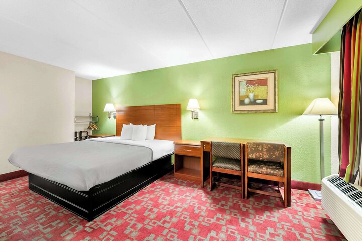 1 King Bed (2 of 9)